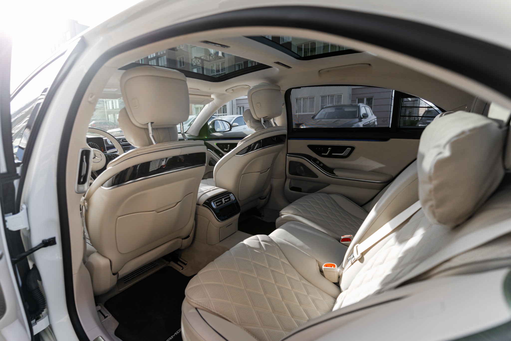 Реальный задний салон Mercedes-Benz S-Class W223 со светлой кожей