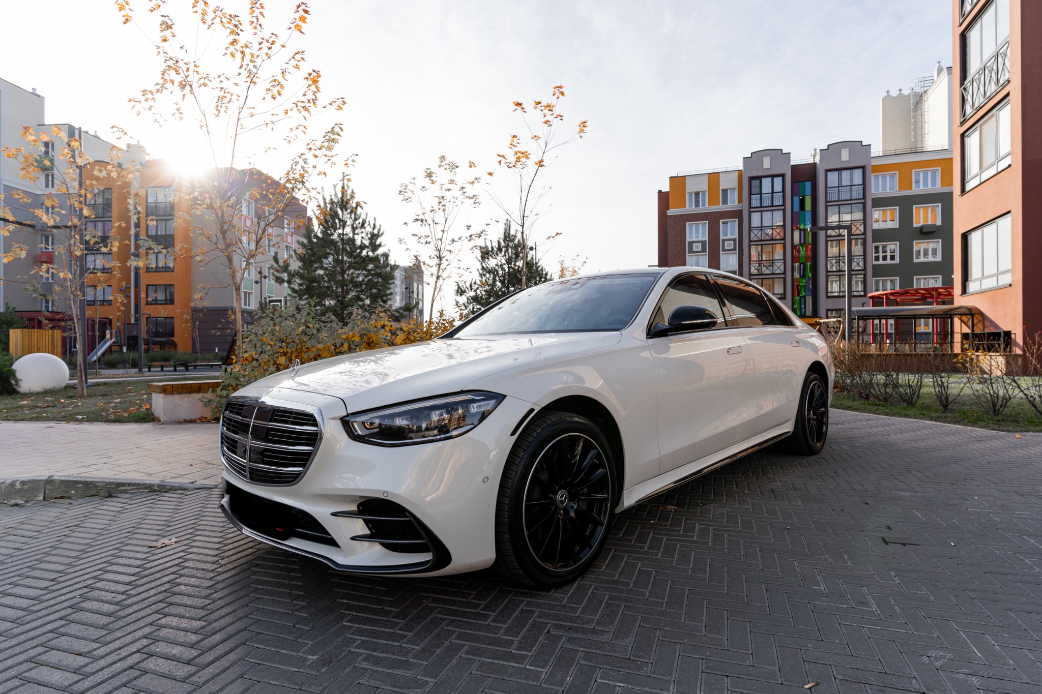 Mercedes-Benz S-Class W223 белый, вид три четверти