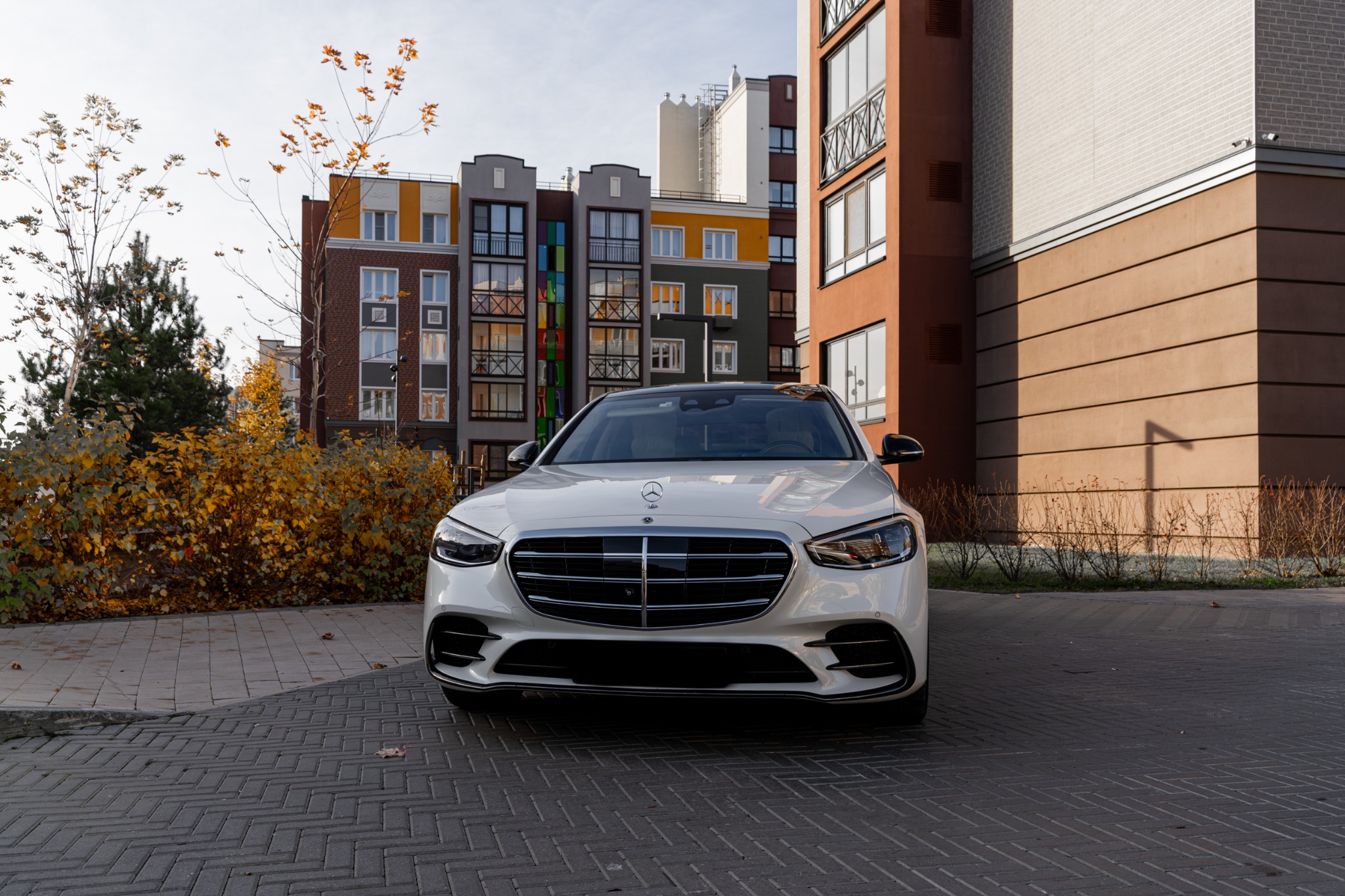 Белый Mercedes-Benz S-Class W223 спереди
